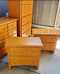 Modern solid wood bedroom set  5 piece