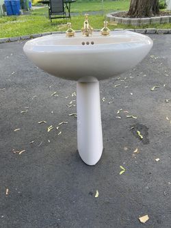 Pedestal Sink With Faucet