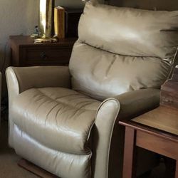 La-Z-Boy Rowan Recliner – Cream Leather (Tall Base) – Excellent Condition