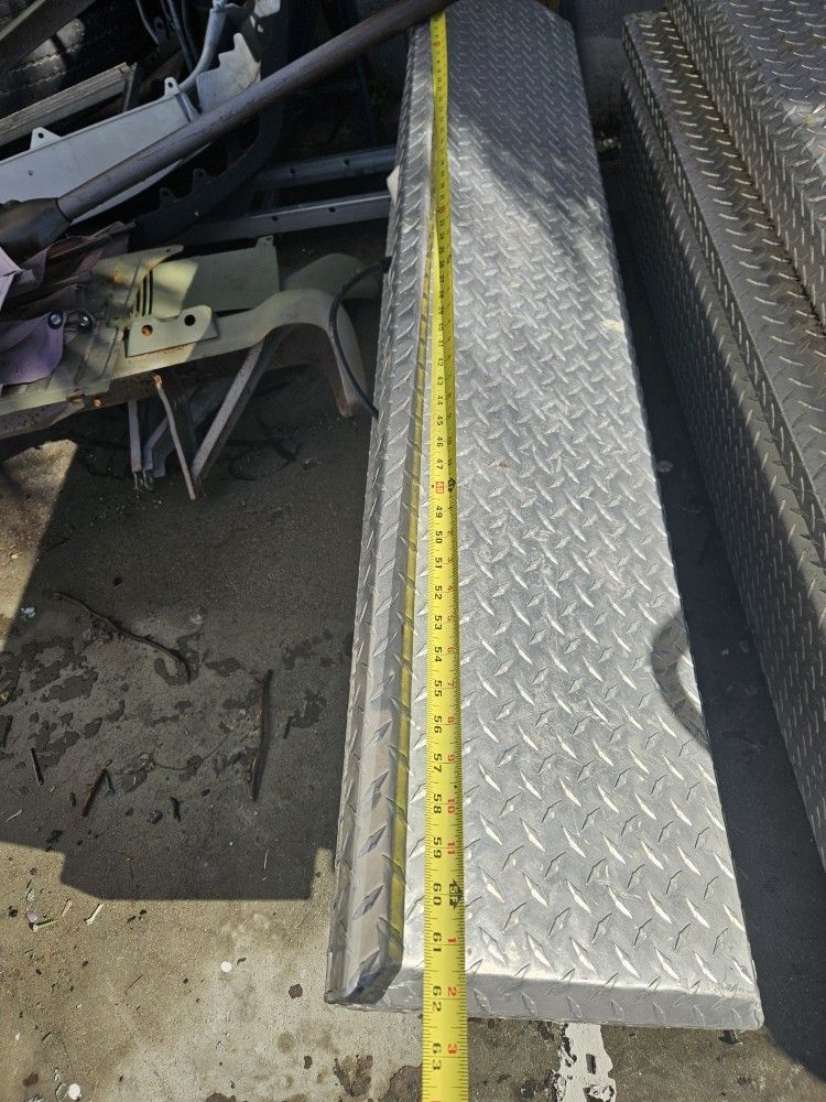  Truck Bed Rail-To-Rail Tool Box

(Caja de herramientas de riel a riel para caja de camioneta)