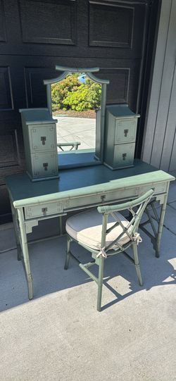 Makeup vanity