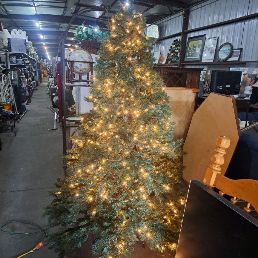 7.5 Foot Tree for Sale in Loves Park, IL - OfferUp