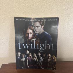 Twilight Illustrated Movie Companion Book 2008 Softcover Behind the Scenes