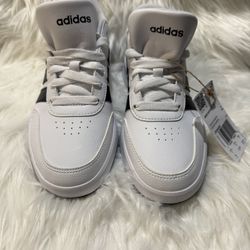 Clean white & black adidas sneakers  Classic 3-stripe design 4 Y