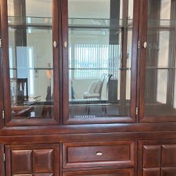 FREE - DONATION  Beautiful and stylish Mahogany china w/hutch