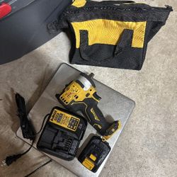 Dewalt New Impact Wrench With Charger And Battey Xtreme 12v 1/2"