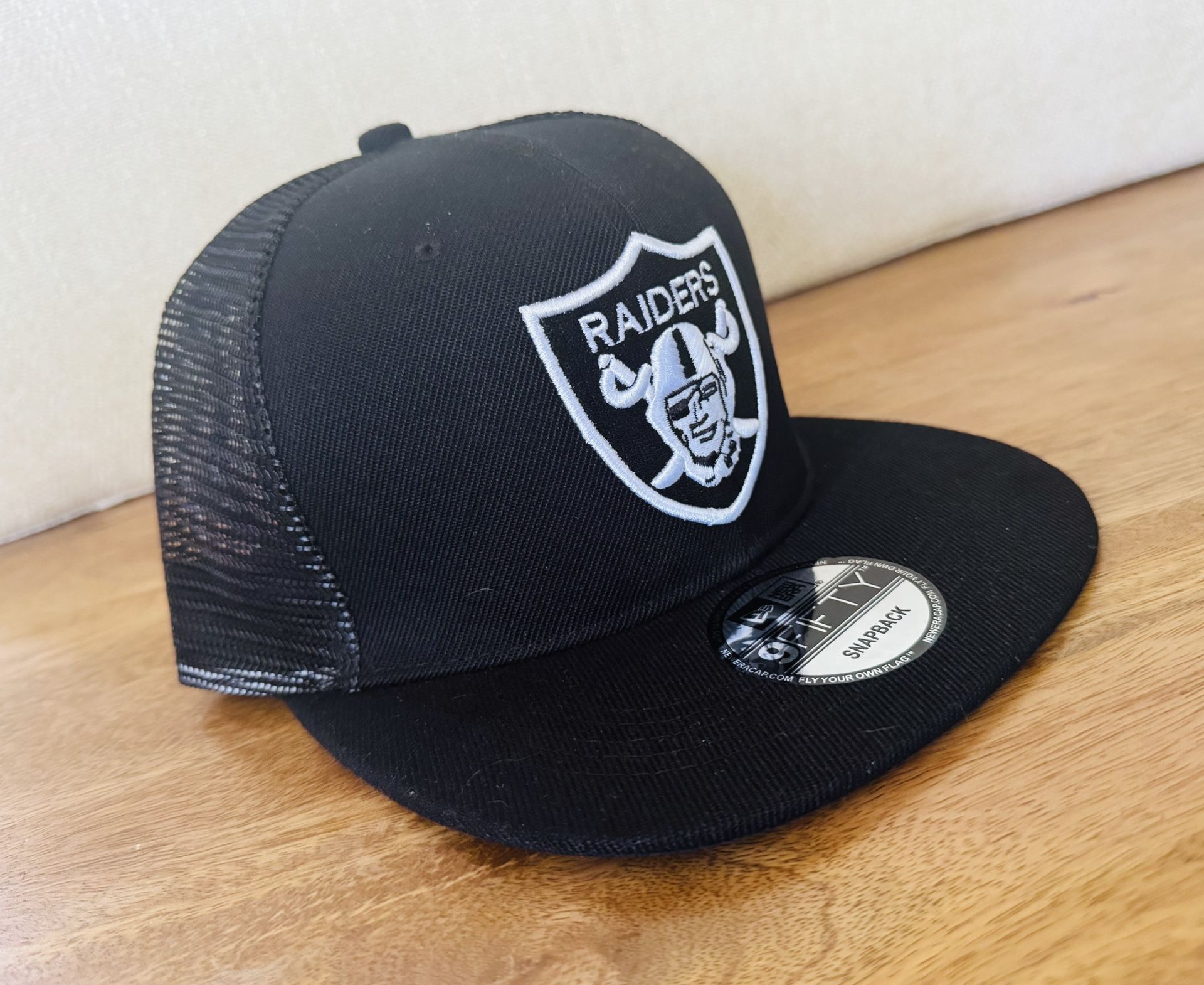 Las Vegas Raiders New Era 9FIFTY Snapback Hat – Black Mesh Trucker