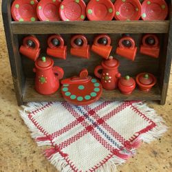 Dollhouse miniatures, kitchen items