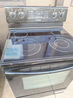 ELECTRIC STOVE/RANGE. G E .BRAND..