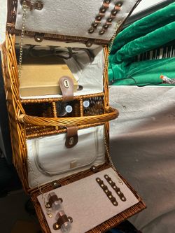 Picnic basket compete set with glazed cups tables knives