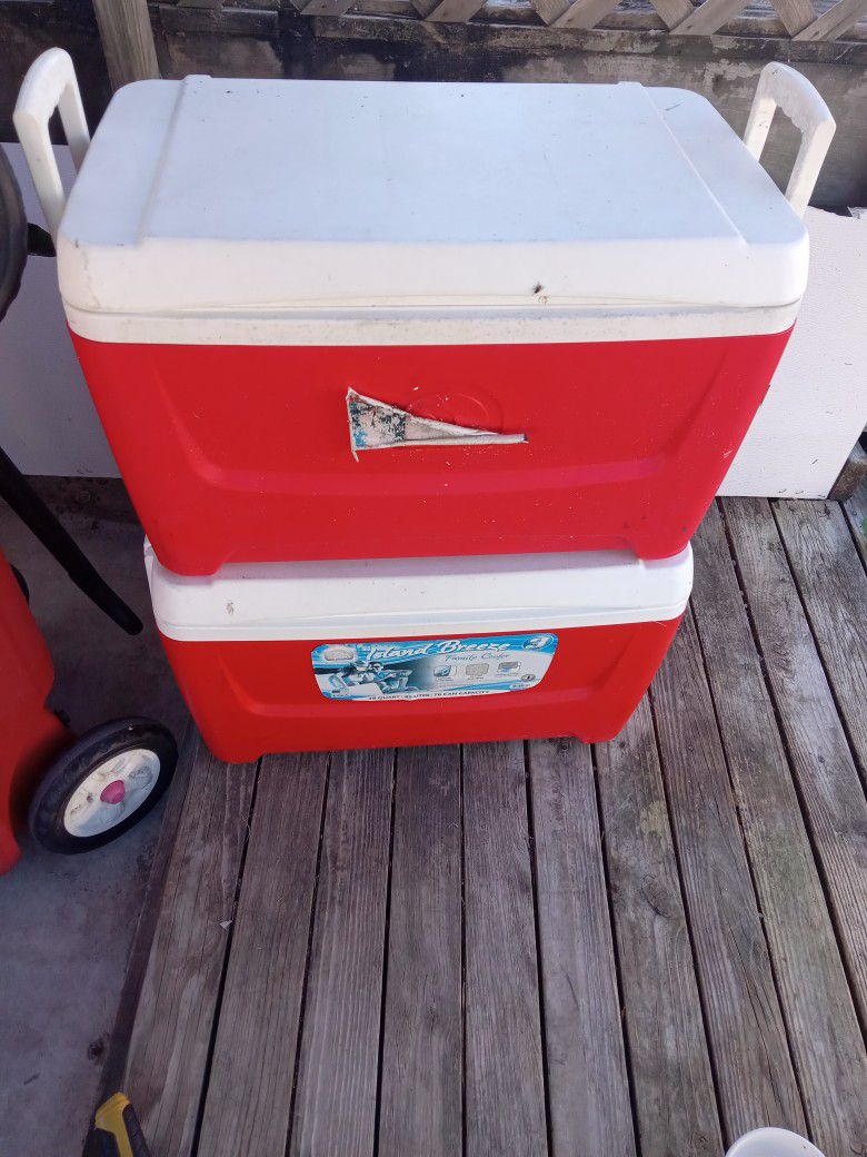 2 Coolers Ice Chest  48 Qrt 20$ Each