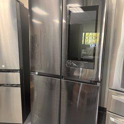 23 cu. ft. Smart Counter Depth 4-Door Flex™ refrigerator with Family Hub™ and Beverage Center: Blk. Stainless