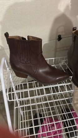 Women’s boots size 10
