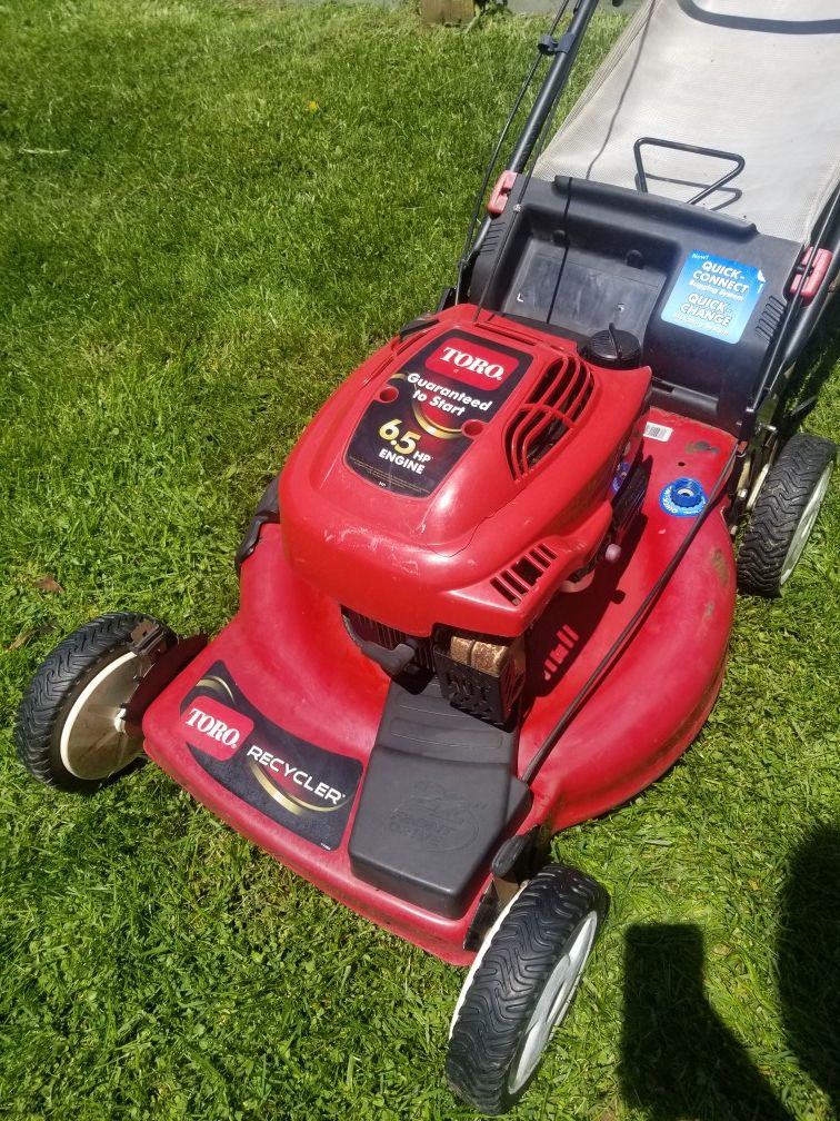 TORO 22" Recycler Mulcher Self Propelled Lawn Mower w/ Bag for Sale in