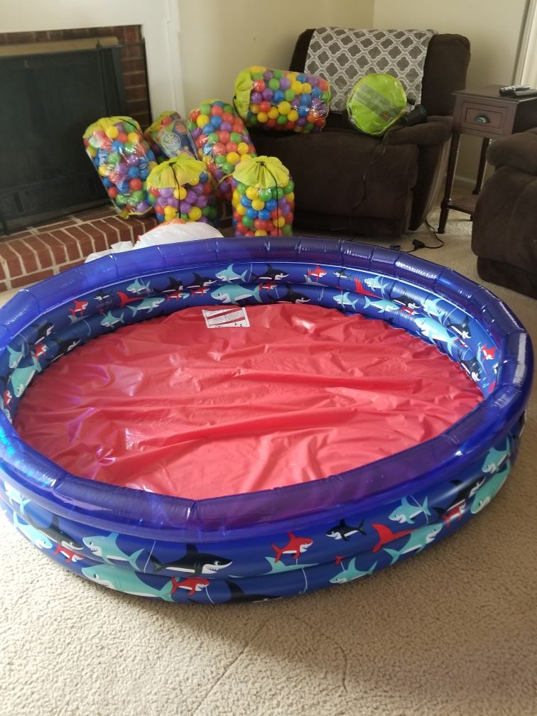 Ball pit with 1,616 balls