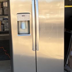 GE Refrigerator− Stainless Steel and Black - 25.1 cu Ft