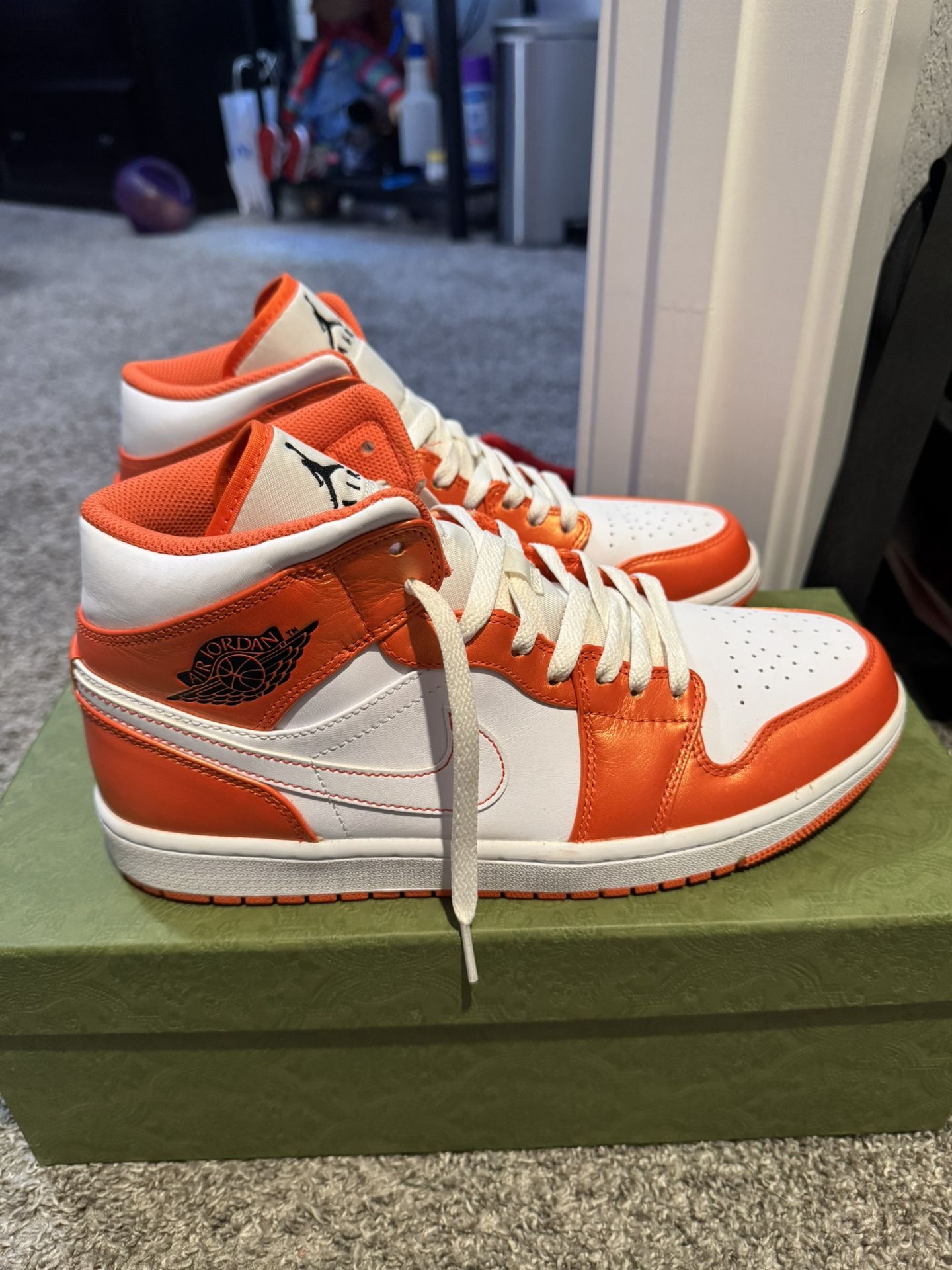 Jordan 1 Mid Metallic Orange