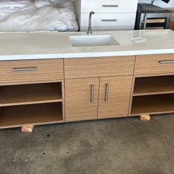 Modern Single Sink Vanity with Quartz Countertop