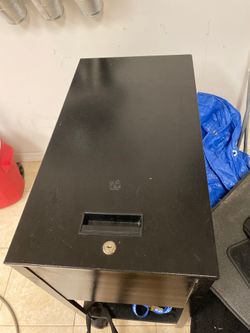 File drawer with wheels ( no keys )