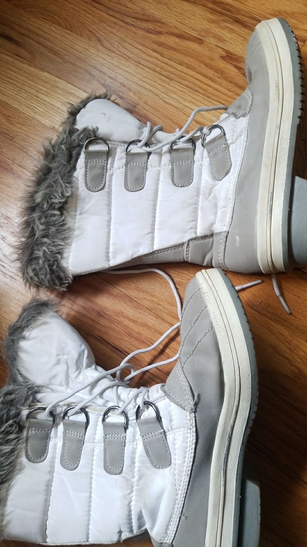 Snow boots size 6 girls $8
