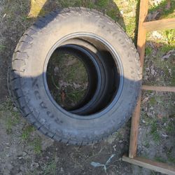 Tires Lt275 65 R18 Excellent Condition 