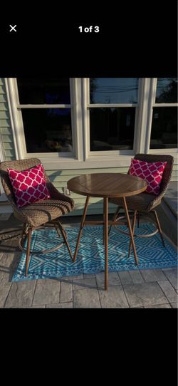 Set of 3 high bar / bistero chairs and table
