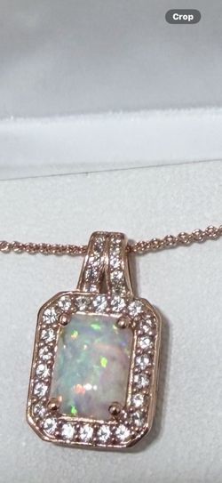 Opal pendant with necklace.