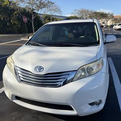 Toyota sienna limited 2011 $6000 rebuilt tittle