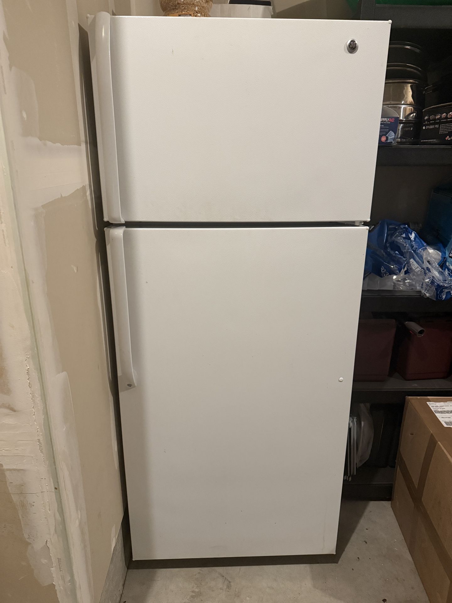 GE Top Freezer Refrigerator – Excellent Working Condition