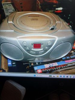 PORTABLE SYLVANIA AM-FM RADIO AND CD