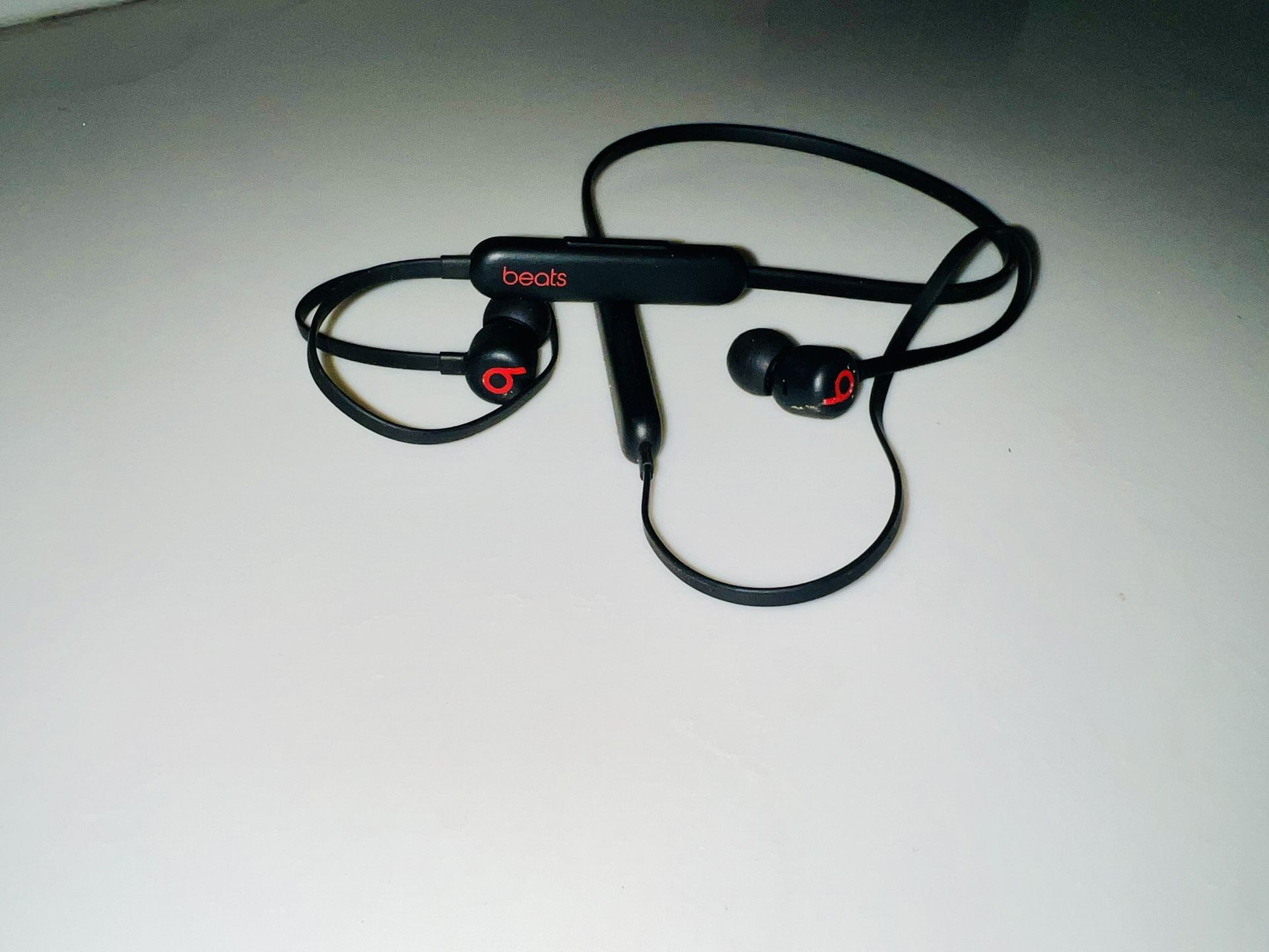 Beats Flex Wireless Earbuds - Apple W1 Headphone Chip, Magnetic Earphones, Class 1 Bluetooth, 12 Hours of Listening Time, Built-in Microphone - Black