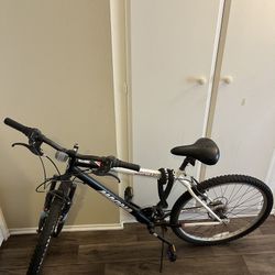 Magna Alpine Eagle Mountain Bike - 21-Speed Shimano Gears, Kickstand & Seat with Minor Tear