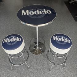 **Brand NEW**Modelo Table + Swivel Stools