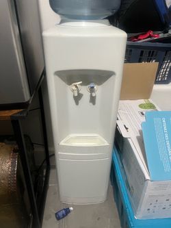 Hot cold water machine