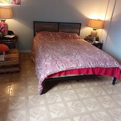 QUEEN BED LIKE NEW.  NO  Need Base 