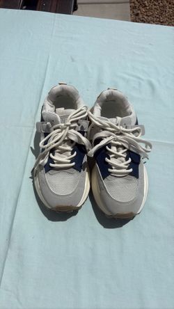 Very Comfy/Cute “Love” Sneakers – Women’s Size 6