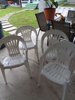 Plastic chairs. Sillas de plastico.