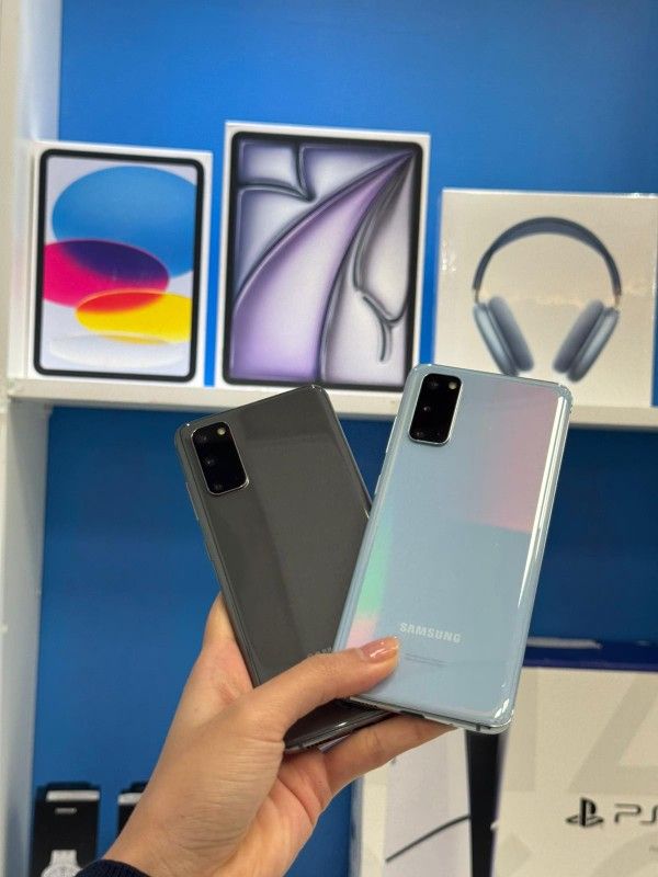 Samsung Galaxy S20 5G Phone - Triple Rear Cameras