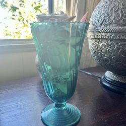 🩵 Peacock-Teal Vintage Glass Vase (likely 1930s)