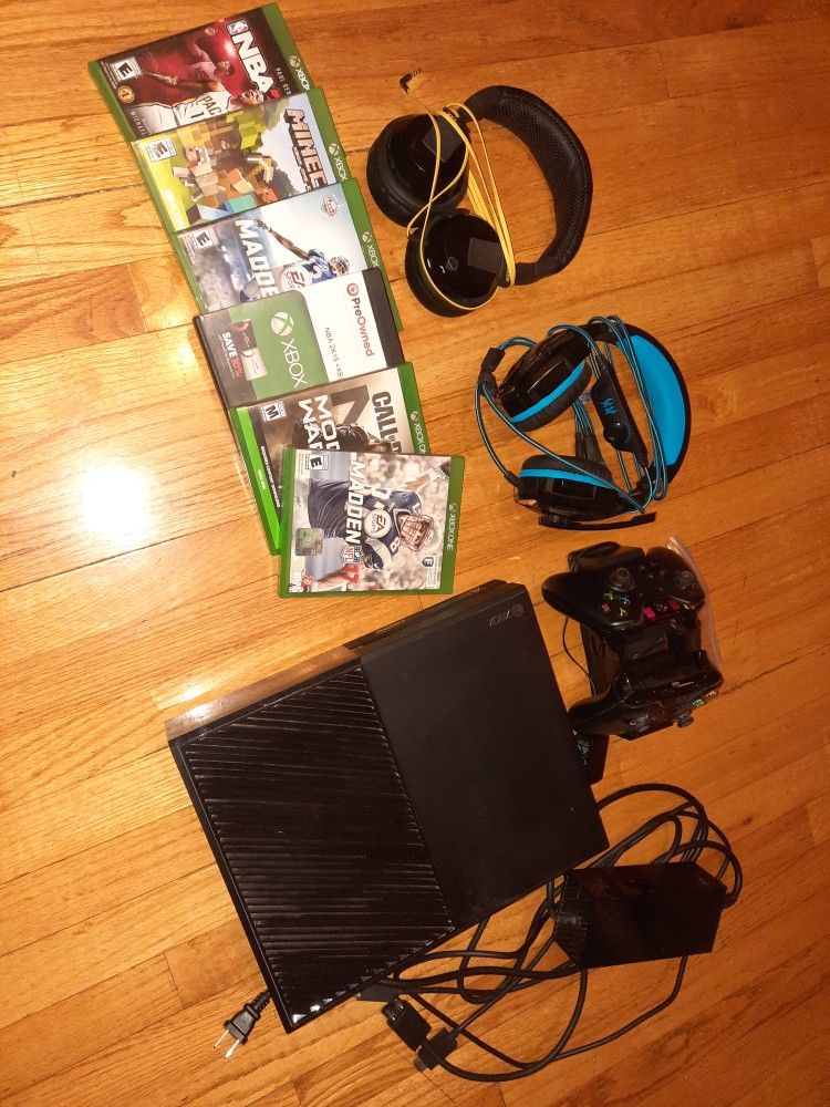 Xbox One Bundle - 6 Games, 2 Controllers, 2 Headphones, Charging Station