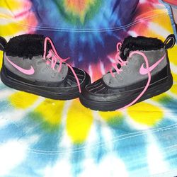 Girls Nike Girls Nike ACG Chukka Boots size 13.5 like new