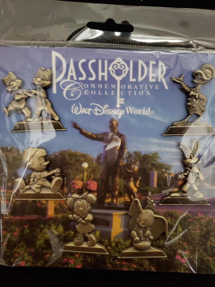 Disneyland WDW Passholder Commemorative Collection Bronze Gold Statues Trading Pin Set