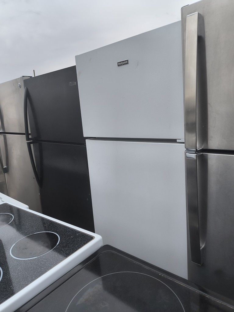 APARTMENT SIZE FRIDGE 