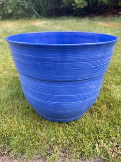 16” large plastic planter pot