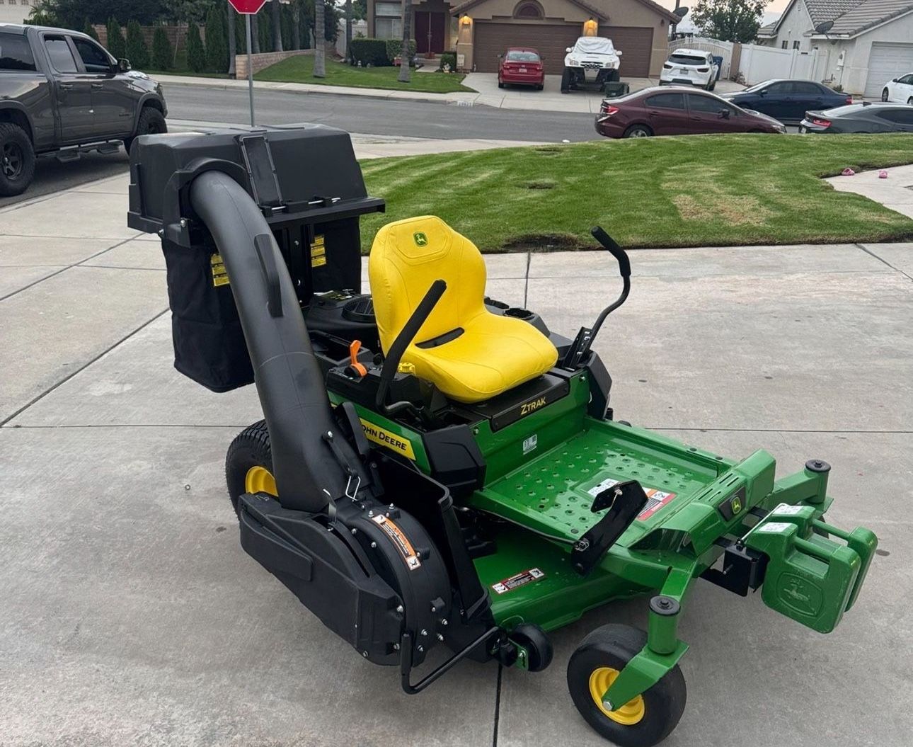 John Deere 48in W Vacuum Bagger 24 Hp  Riding Mower