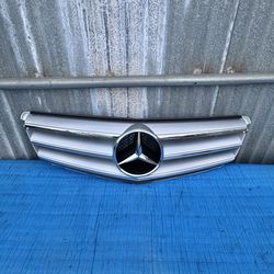 2008 2009 2010 2011 2012 2013 2014 Mercedes Benz C Class C200 C250 C300 C350 Front Bumper Grille OEM (ORIGINAL)