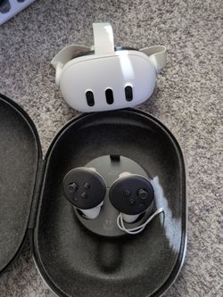 Quest 3 128GB with case