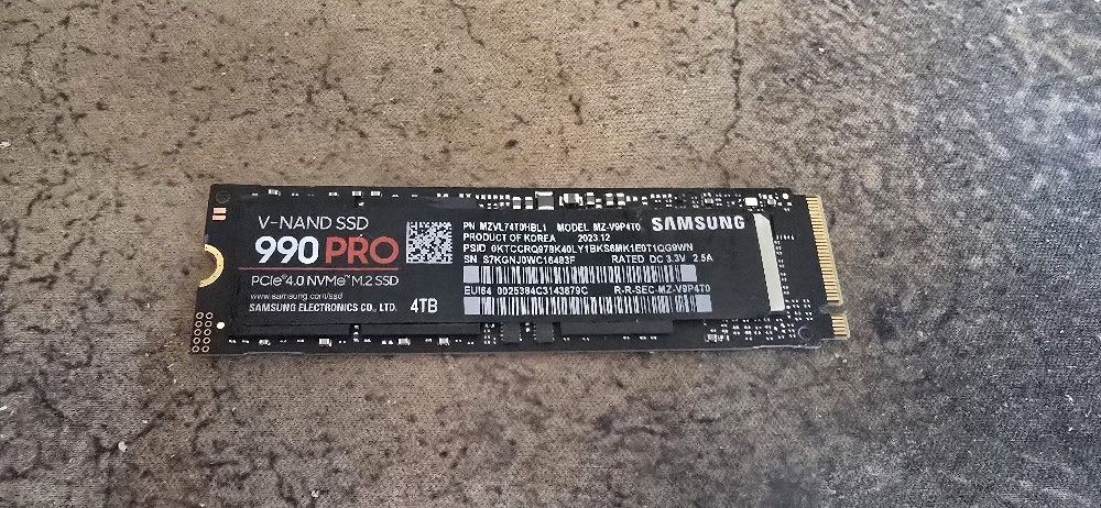 Samsung 990 PRO SSD 4TB PCIe 4.0 M.2 2280 Internal Solid State Hard Drive