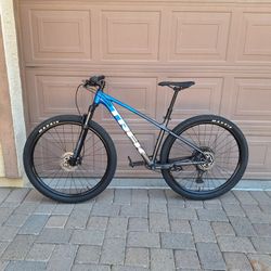 TREK MARLIN 8 MOUNTAIN BIKE 29 ER 1 X 12 SPEED SETUP TUBELESS AIR SHOCK ROCKSHOX DROPPER POST SEAT ( CHECK MY OTHER BIKES)