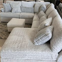 OM• $38 Initial • Brand New// plush 6 piece sectional